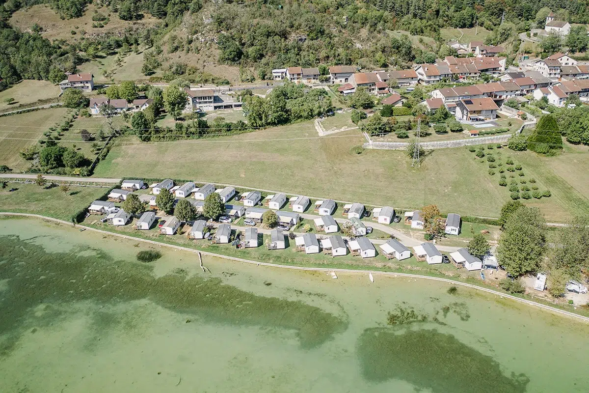 campingplatz und mobilheim von einer drohne aus gesehen